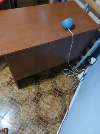 Escritorio de madera marrón + regalo silla en buen