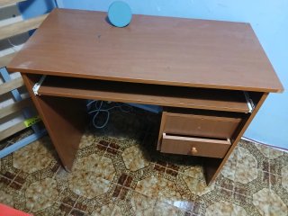 Escritorio de madera marrón + regalo silla en buen