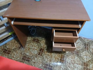 Escritorio de madera marrón + regalo silla en buen