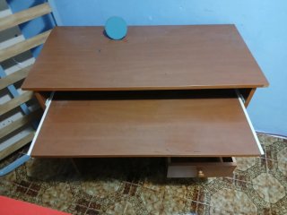 Escritorio de madera marrón + regalo silla en buen