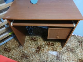 Escritorio de madera marrón + regalo silla en buen