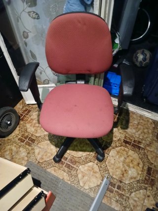 Escritorio de madera marrón + regalo silla en buen