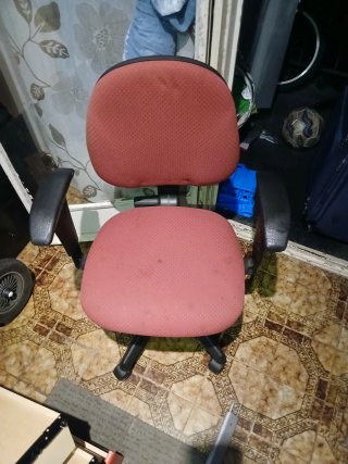 Escritorio de madera marrón + regalo silla en buen