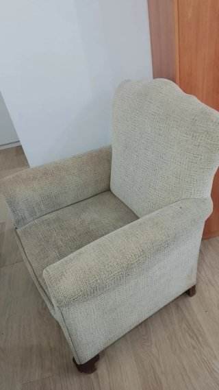 Sofá beige de tela,en perfecto estado, recoger en