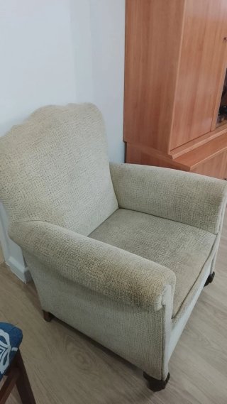 Sofá beige de tela,en perfecto estado, recoger en