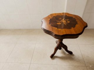Mesa auxiliar de madera tallada