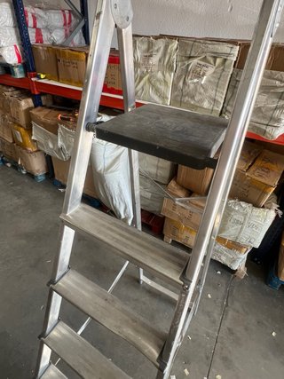Escalera plegable de aluminio