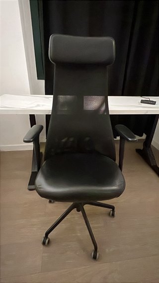 Mesa de escritorio + silla de oficina — 150€