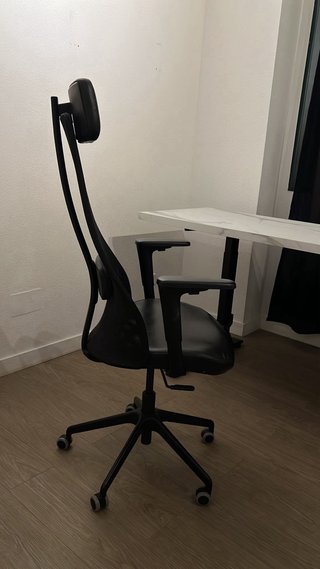 Mesa de escritorio + silla de oficina — 150€