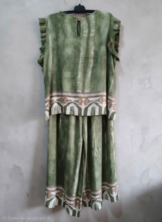 Conjunto Calças Largas e Top Verde
