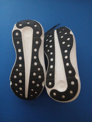 Zapatillas Under Armour Negras y Blancas