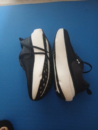 Zapatillas Under Armour Negras y Blancas