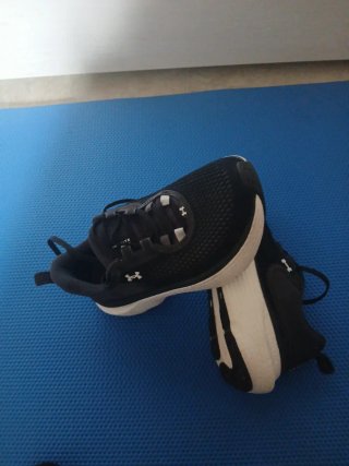 Zapatillas Under Armour Negras y Blancas