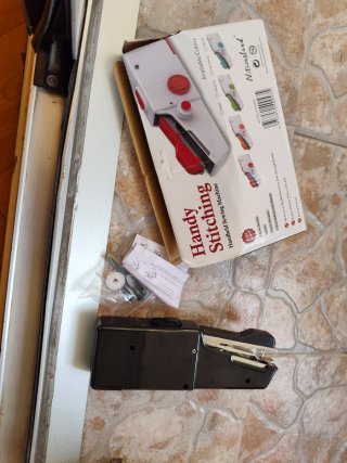 Máquina de coser de mano portátil