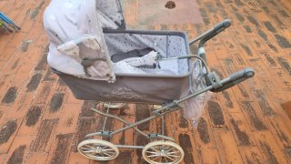 Carrito de muñecas clásico gris