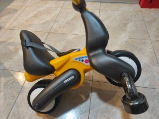 Correpasillos amarillo y gris muy bueno
