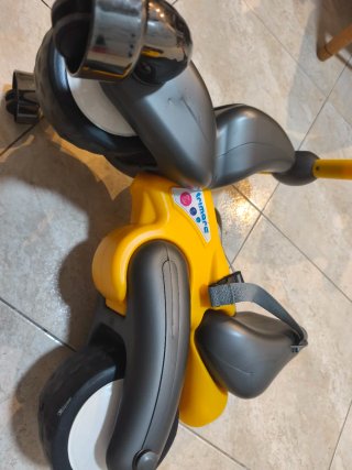 Correpasillos amarillo y gris muy bueno