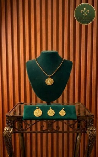Gargantillas, medallas y pendientes