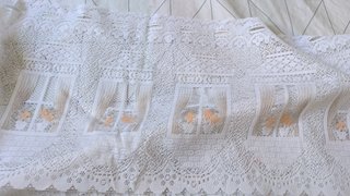 Cortinas de encaje blanco con detalles naranjas