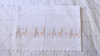 Cortinas de encaje blanco con detalles naranjas
