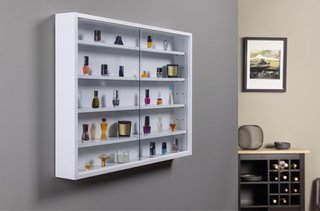 Estantería de madera blanca con puertas de cristal