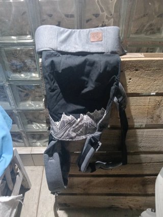 Mochila portabebés rosa y otro igual pero gris y n