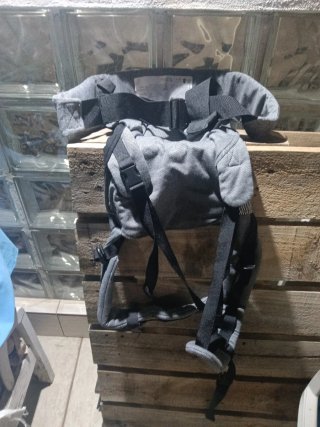 Mochila portabebés rosa y otro igual pero gris y n