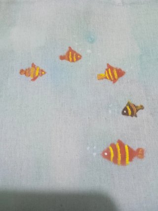 Bolsa de tela pintada a mano con peces