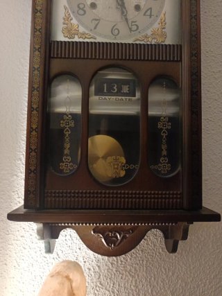 Reloj de pared antiguo de madera