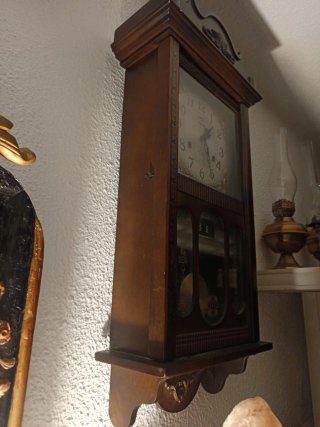 Reloj de pared antiguo de madera