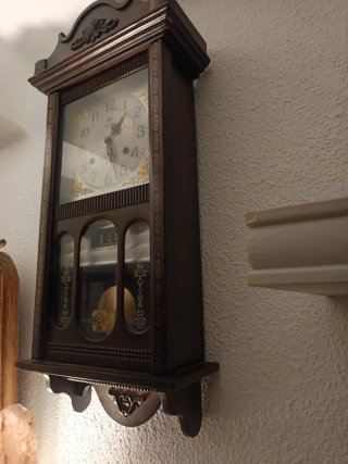 Reloj de pared antiguo de madera