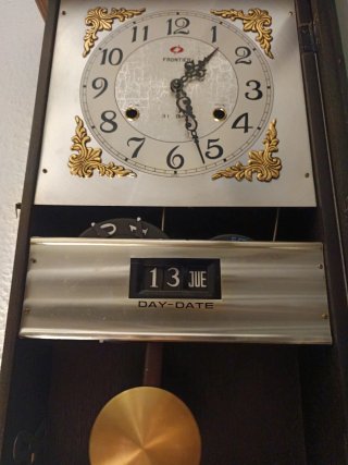 Reloj de pared antiguo de madera