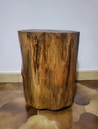 Tronco de madera con ruedas decorativo