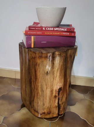 Tronco de madera con ruedas decorativo