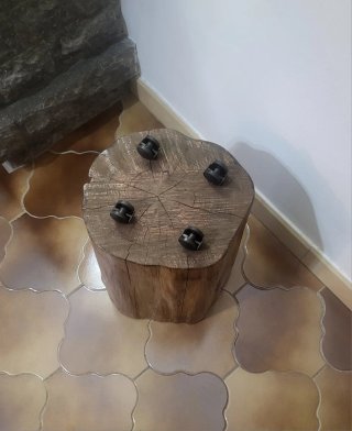 Tronco de madera con ruedas decorativo