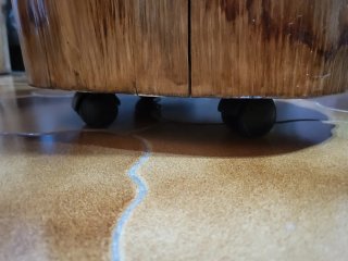 Tronco de madera con ruedas decorativo