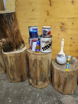 Tronco de madera con ruedas decorativo