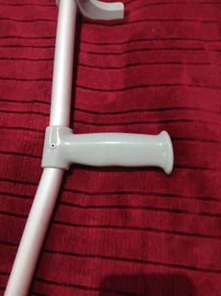Muletas de color gris