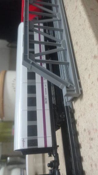 Tren Talgo Chapa Renfe Eléctrico a pilas.