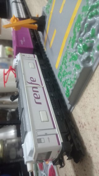 Tren Talgo Chapa Renfe Eléctrico a pilas.