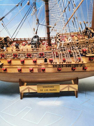 Maqueta Galeón ingles SOBERANO DE LOS MARES 115x90x20 cm + vitrina a medida