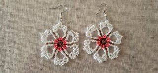 Pendientes florales artesanales de cuentas checas.