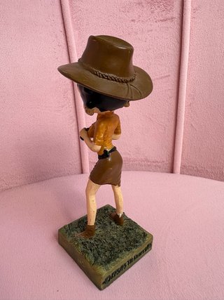 Betty Boop figura exploradora con prismáticos