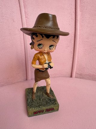 Betty Boop figura exploradora con prismáticos