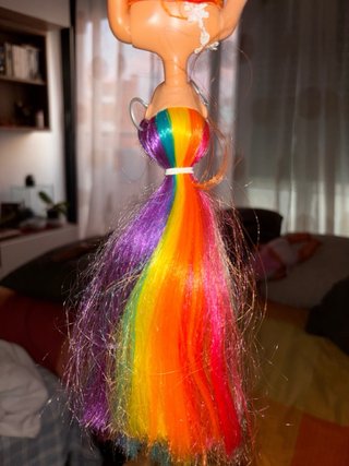 Muñeca pelo muy largo de colores