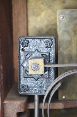 Antiguo reloj de sobremesa Seth Thomas. Con péndulo y llave.