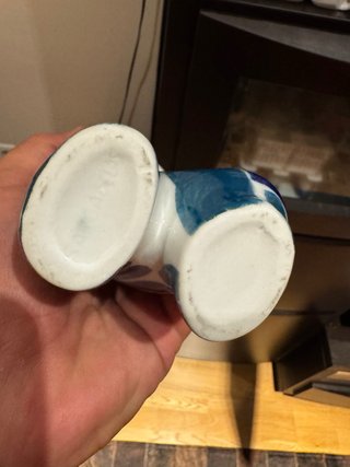 Figura Hombre con Cesta Cerámica Azul