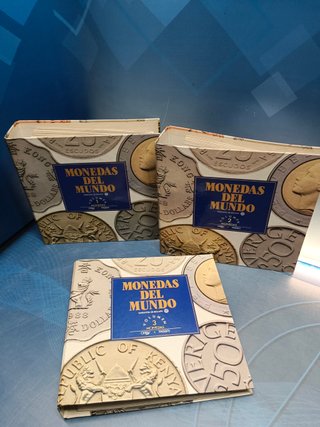 COLECCIÓN MONEDAS DEL MUNDO DE ORBIS-FABBRI, completa, 7 carpetas, 100 fascículos, todas las monedas y sellos