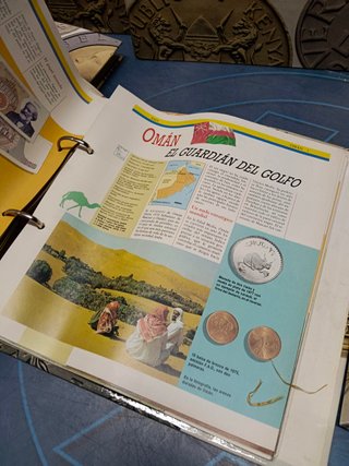 COLECCIÓN MONEDAS DEL MUNDO DE ORBIS-FABBRI, completa, 7 carpetas, 100 fascículos, todas las monedas y sellos
