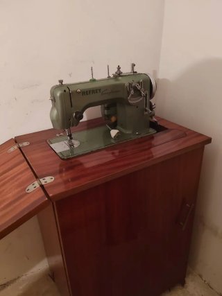 Máquina de coser Refrey Transforma 427